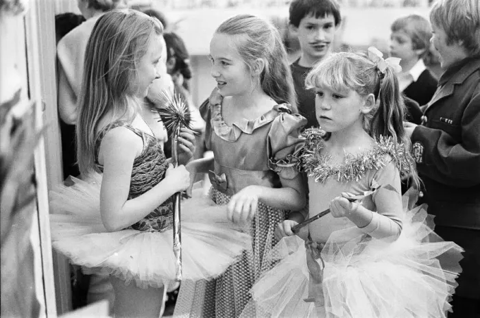 Framed Print : Christmas Show at Battle Primary School, Reading, 13th December 1985 Framed Print : Christmas Show at Battle Primary School, Reading, 13th December 1985