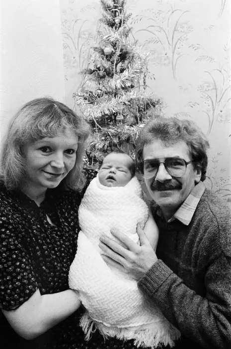 Framed Print : Christmas day baby. Teesside, circa 25th December 1985