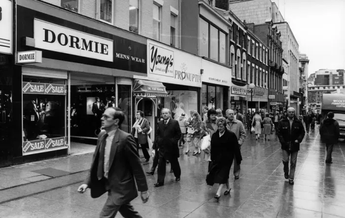 Framed Print : Christmas shoppers on Bold Street, Liverpool, Merseyside. 24th November 1986 Framed Print : Christmas shoppers on Bold Street, Liverpool, Merseyside. 24th November 1986