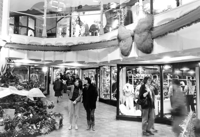 Framed Print : Christmas shoppers browse for the ideal present in revamped City Centre, Liverpool