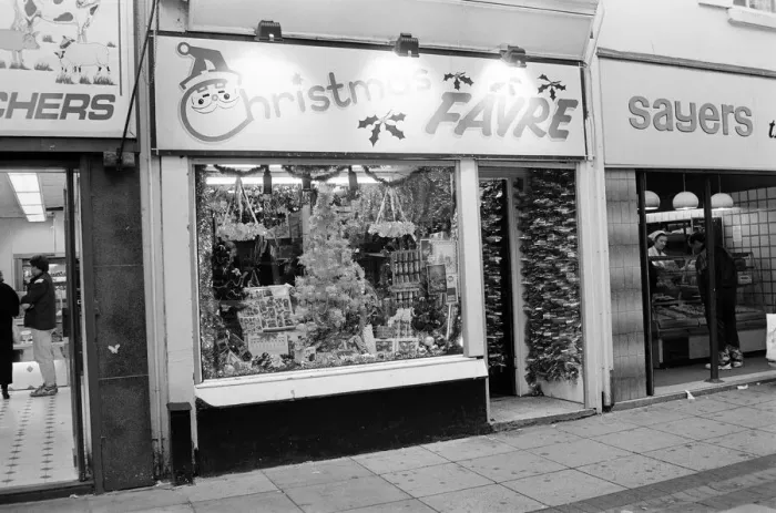 Framed Print : Christmas shoppers in Church Street, Liverpool, 11th November 1991 Framed Print : Christmas shoppers in Church Street, Liverpool, 11th November 1991
