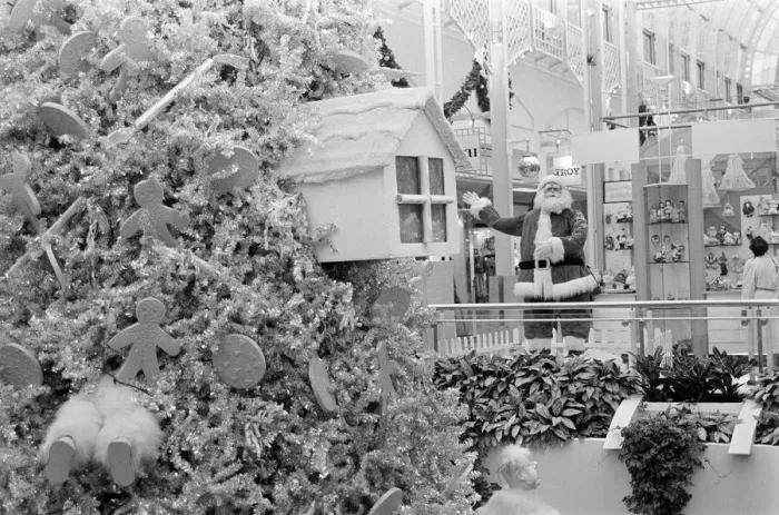 Framed Print : Christmas shoppers in Clayton Square Shopping Centre, Liverpool, 11th November 1991 Framed Print : Christmas shoppers in Clayton Square Shopping Centre, Liverpool, 11th November 1991