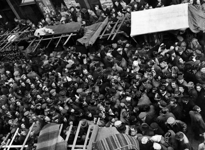 Framed Print : Christmas shoppers out in force looking for a last minute bargain cause a crush Framed Print : Christmas shoppers out in force looking for a last minute bargain cause a crush