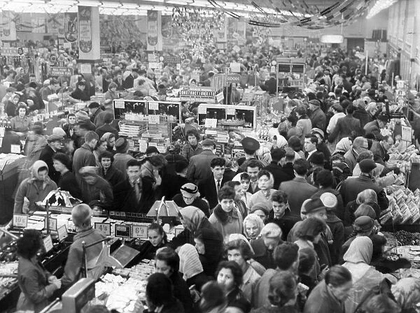 Christmas Shoppers, Liverpool, 12th December 1959