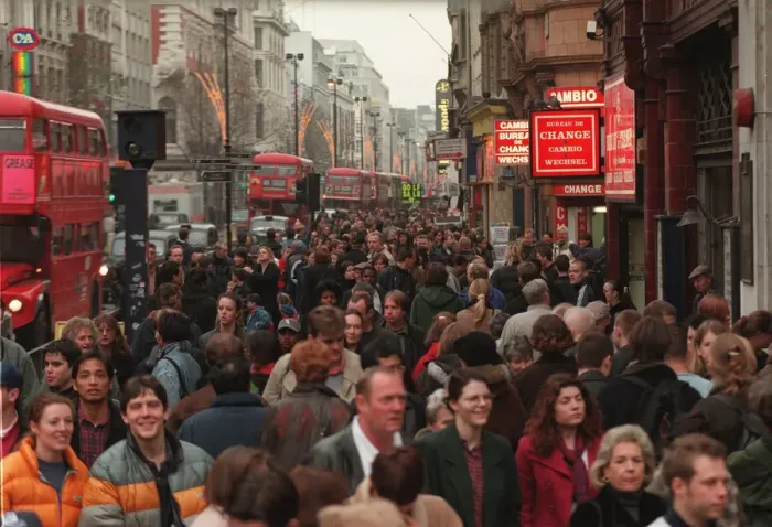 Framed Print : Christmas shoppers on Oxford Street in London A©Mirrorpix