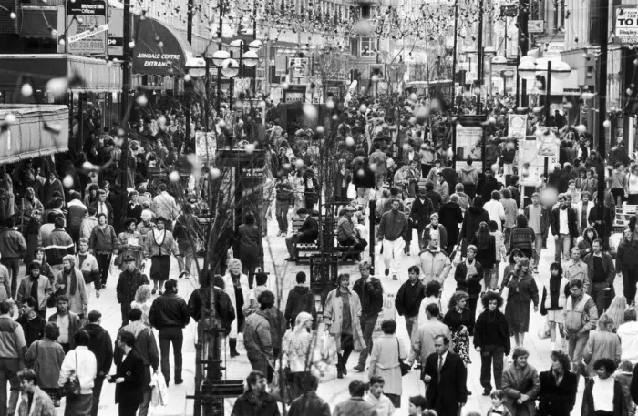 Framed Print : Christmas shoppers pack Market Street Manchester on the last Saturday before Christmas
