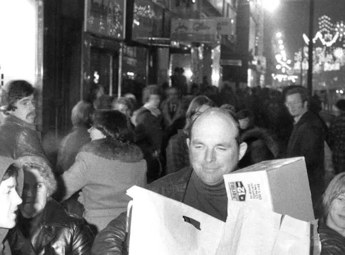 Framed Print : Christmas shoppers on a Sunday in Argyle Street, Glasgow, 12th December 1976 Framed Print : Christmas shoppers on a Sunday in Argyle Street, Glasgow, 12th December 1976
