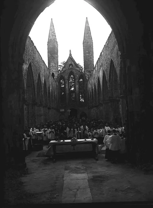 Framed Print : Although this church in Norwich had been left almost completely gutted by a Luftwaffe air Framed Print : Although this church in Norwich had been left almost completely gutted by a Luftwaffe air