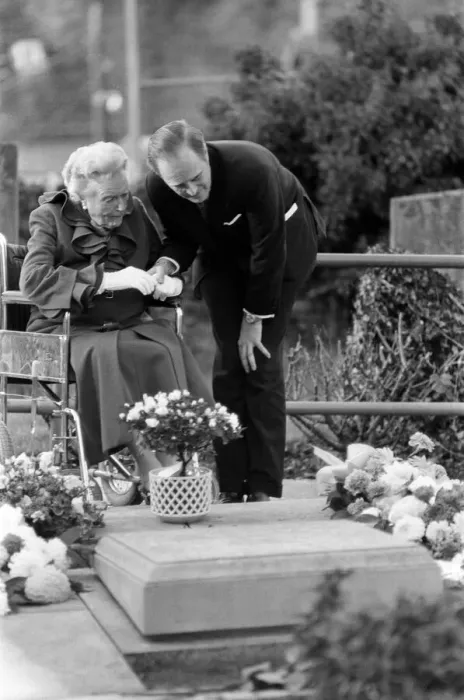 Framed Print : Churchill memorial service, at Bladon Church, Oxon. Lady Spencer-Churchill with her Framed Print : Churchill memorial service, at Bladon Church, Oxon. Lady Spencer-Churchill with her