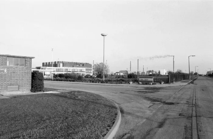 Framed Print : Ciba Geigy Chemical Plant, Grimsby, North East Lincolnshire, December 1984