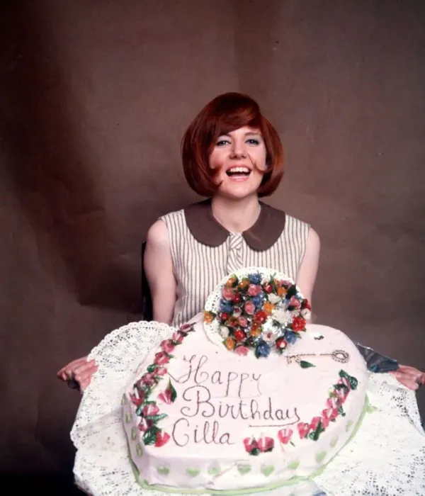 Framed Print : Cilla Black on her 21st birthday, 27th May 1964 Framed Print : Cilla Black on her 21st birthday, 27th May 1964