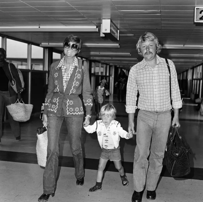 Framed Print : Cilla Black arrives at Heathrow Airport with her husband Bobby Willis Framed Print : Cilla Black arrives at Heathrow Airport with her husband Bobby Willis