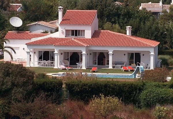 Cilla Black Aug 1993 TV Presenter and singers holiday Home - House in Spain