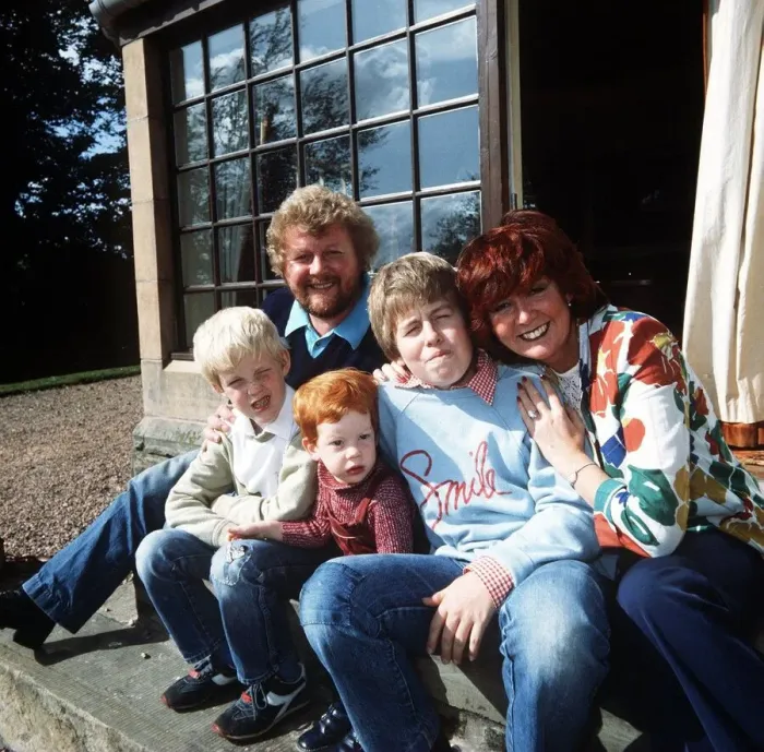 Framed Print : Cilla Black with husband Bobby Willis and their sons l-r Ben Jack and Robert Framed Print : Cilla Black with husband Bobby Willis and their sons l-r Ben Jack and Robert