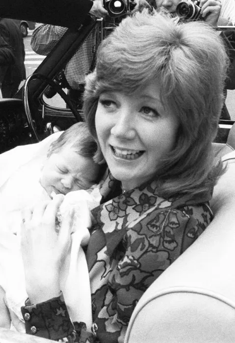 Framed Print : Cilla Black leaves the Avenue Clinic, Avenue Road, St John Framed Print : Cilla Black leaves the Avenue Clinic, Avenue Road, St John