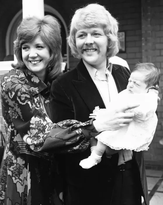 Framed Print : Cilla Black leaves the Avenue Clinic, Avenue Road, St John Framed Print : Cilla Black leaves the Avenue Clinic, Avenue Road, St John