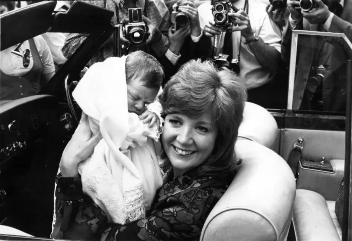 Framed Print : Cilla Black leaving the Avenue Clinic, St Johns Wood, with her 10 day old son Framed Print : Cilla Black leaving the Avenue Clinic, St Johns Wood, with her 10 day old son