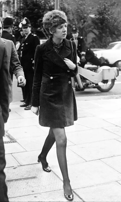 Framed Print : Cilla Black singer arrives at the memorial service Oct 1967 for Brian Epstein Framed Print : Cilla Black singer arrives at the memorial service Oct 1967 for Brian Epstein