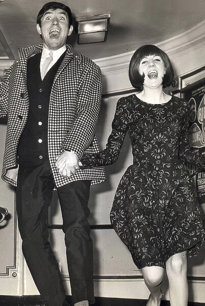 CILLA BLACK (SINGER) AND JIMMY TARBUCK PICTURED IN 1964 01  /  01  /  1964