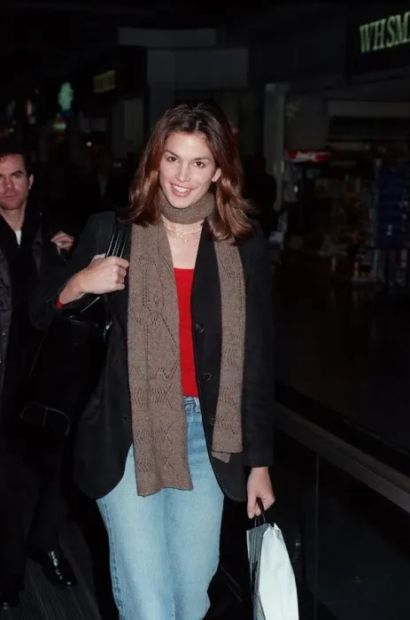 Framed Print : Cindy Crawford Actress  /  Model February 98 Leaving Heathrow Airport for New York