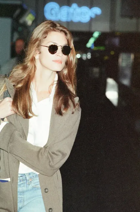 Framed Print : Cindy Crawford, American Model, at London Heathrow Airport, returning to the US Framed Print : Cindy Crawford, American Model, at London Heathrow Airport, returning to the US