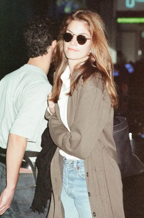 Framed Print : Cindy Crawford, American Model, at London Heathrow Airport, returning to the US
