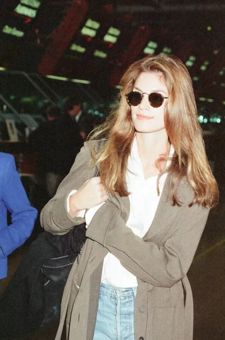Framed Print : Cindy Crawford, American Model, at London Heathrow Airport, returning to the US