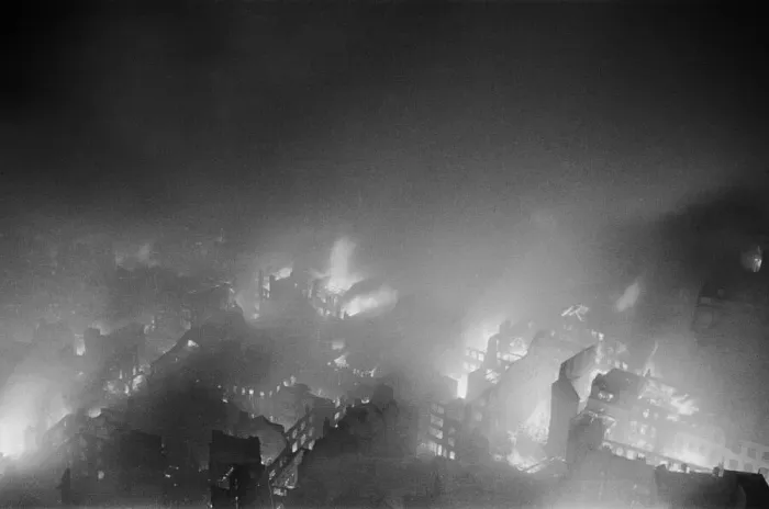 Framed Print : The City of London ablaze seen from the roof of the Northern facade of St Paul Framed Print : The City of London ablaze seen from the roof of the Northern facade of St Paul