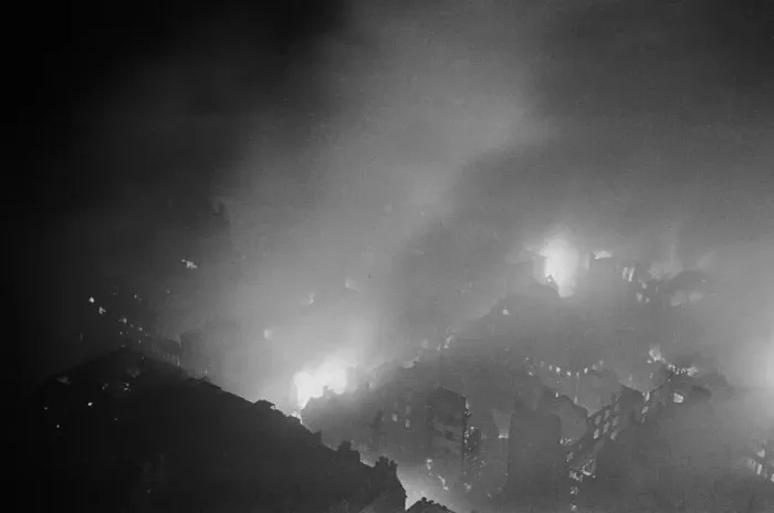Framed Print : The City of London ablaze seen from the roof of the Northern facade of St Paul