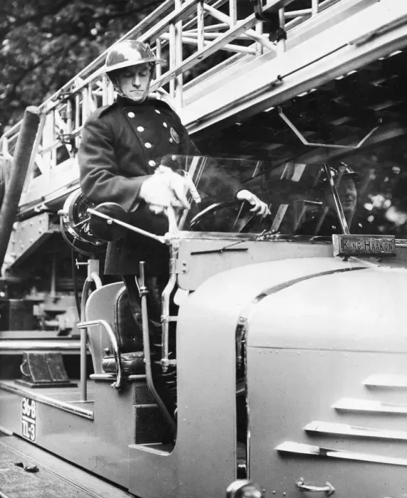 Framed Print : Civil Defence stand down in Hyde Park, London. Driver Teer