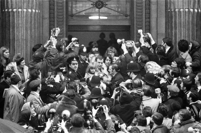 Framed Print : Civil Wedding of Paul McCartney & Linda Eastman, Marylebone Register Office, London Framed Print : Civil Wedding of Paul McCartney & Linda Eastman, Marylebone Register Office, London
