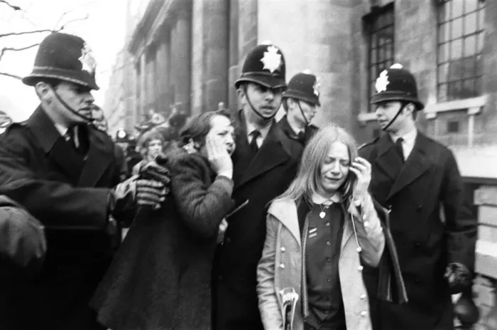 Framed Print : Civil Wedding of Paul McCartney & Linda Eastman, Marylebone Register Office, London Framed Print : Civil Wedding of Paul McCartney & Linda Eastman, Marylebone Register Office, London