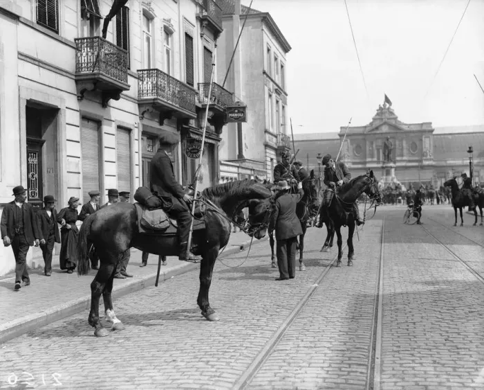 Framed Print : Civilian volunteers join Belgian lancers to stem the German army advance on Antwerp 22