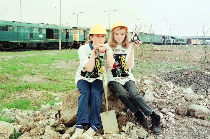Framed Print : Clare Johnson (r) and Louise Granger, aged 12, pupils at Kings Cross Manor School, Acklam