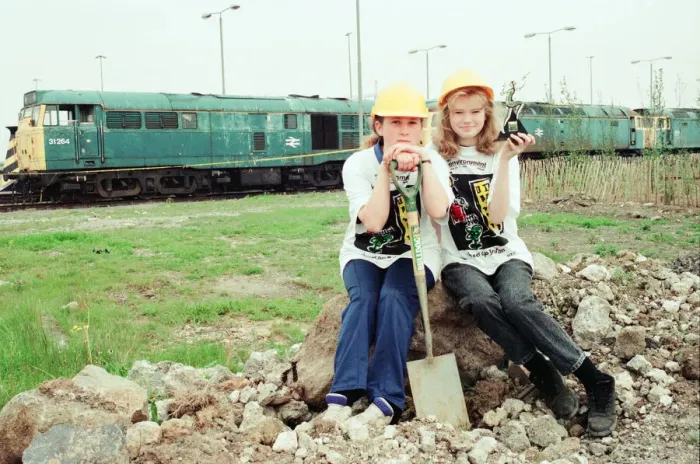 Framed Print : Clare Johnson (r) and Louise Granger, aged 12, pupils at Kings Cross Manor School, Acklam