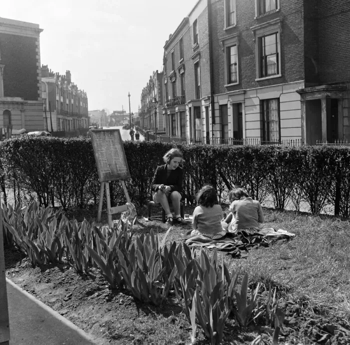 Framed Print : Clarendon Crescent Paddington, London. 25th April 1955 Framed Print : Clarendon Crescent Paddington, London. 25th April 1955
