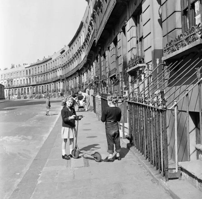 Framed Print : Clarendon Crescent Paddington, London. 25th April 1955 Framed Print : Clarendon Crescent Paddington, London. 25th April 1955