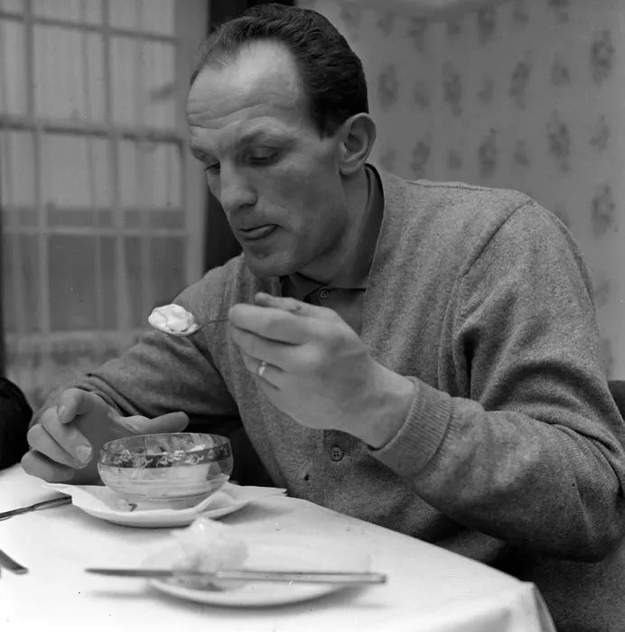 Framed Print : Clement Freud having dinner with British Heavyweight Boxing Champion Henry Cooper Framed Print : Clement Freud having dinner with British Heavyweight Boxing Champion Henry Cooper