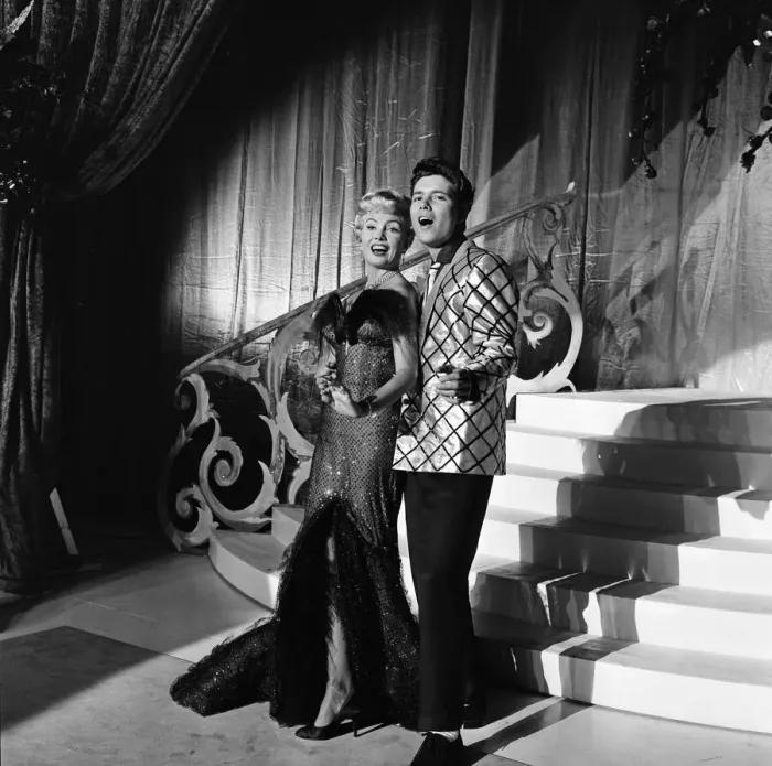 Framed Print : Cliff Richard with his co-star Yolande Donlan on the set of the film Expresso Bongo