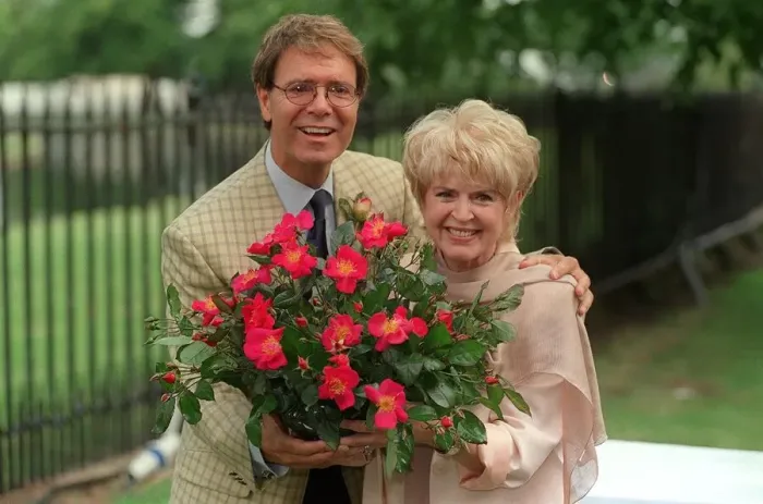 Framed Print : Cliff Richard and Gloria Hunniford in July 1999, at the Hampton Court Flower Show 1999 Framed Print : Cliff Richard and Gloria Hunniford in July 1999, at the Hampton Court Flower Show 1999