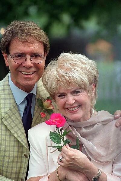 Cliff Richard and Gloria Hunniford in July 1999, at the Hampton Court Flower Show 1999