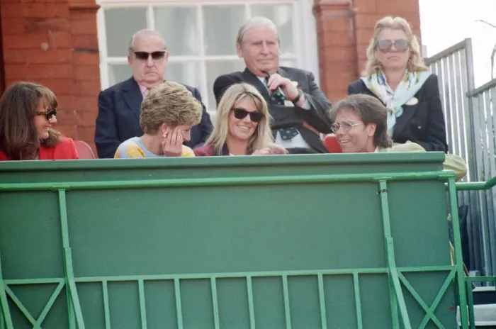 Framed Print : Cliff Richard joins Princess Diana in the royal box at the Stella Artois tennis Framed Print : Cliff Richard joins Princess Diana in the royal box at the Stella Artois tennis