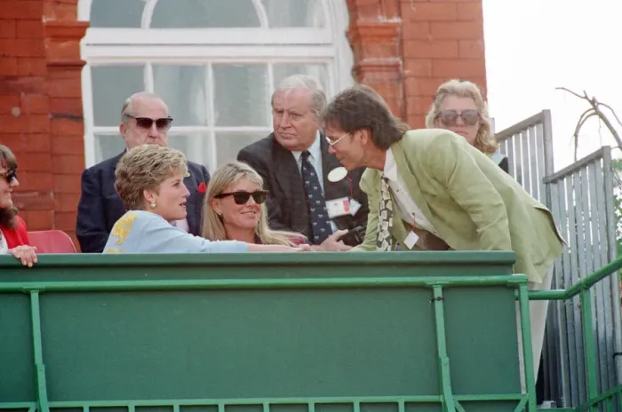 Framed Print : Cliff Richard joins Princess Diana in the royal box at the Stella Artois tennis Framed Print : Cliff Richard joins Princess Diana in the royal box at the Stella Artois tennis