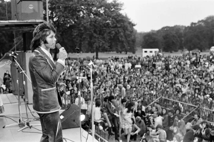 Framed Print : Cliff Richard performing at the Jesus Festival in Hyde Park, London. 1st September 1972 Framed Print : Cliff Richard performing at the Jesus Festival in Hyde Park, London. 1st September 1972