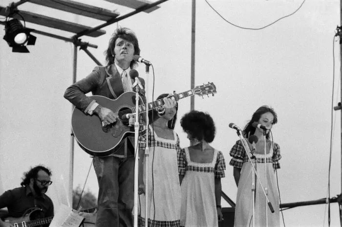 Framed Print : Cliff Richard performing at the Jesus Festival in Hyde Park, London. 1st September 1972 Framed Print : Cliff Richard performing at the Jesus Festival in Hyde Park, London. 1st September 1972