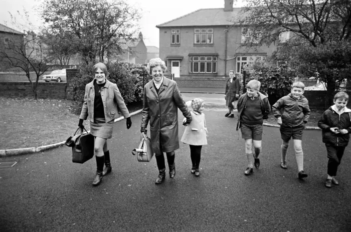 Framed Print : Clitheroe School Strike. Teachers and pupils return to school for the afternoon