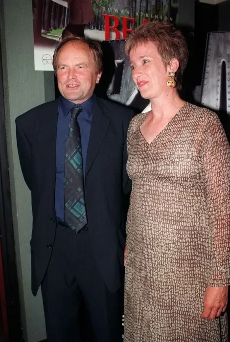 Framed Print : Clive Anderson lawyer TV Presenter May 1997 at the premier of the film Mr Bean with his Framed Print : Clive Anderson lawyer TV Presenter May 1997 at the premier of the film Mr Bean with his