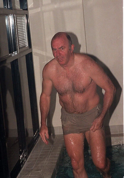 Clive James TV presenter in swimming pool February 1990 A©mirrorpix