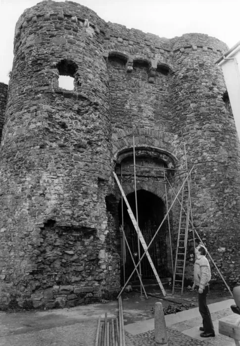 Framed Print : Closed gateway at Carmarthen Castle, Wales, 22nd January 1985