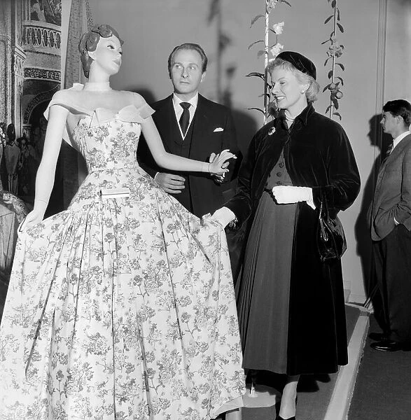 Clothing exhibition of fashion in Cotton 1953. Ann Todd and Micheal Sherard